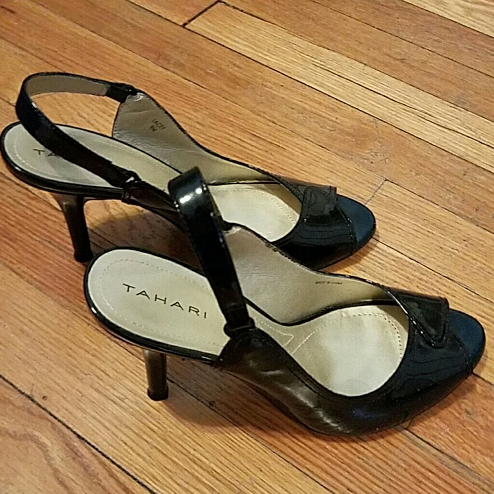 👠👠👠👠SALE Tahari strapback pumps